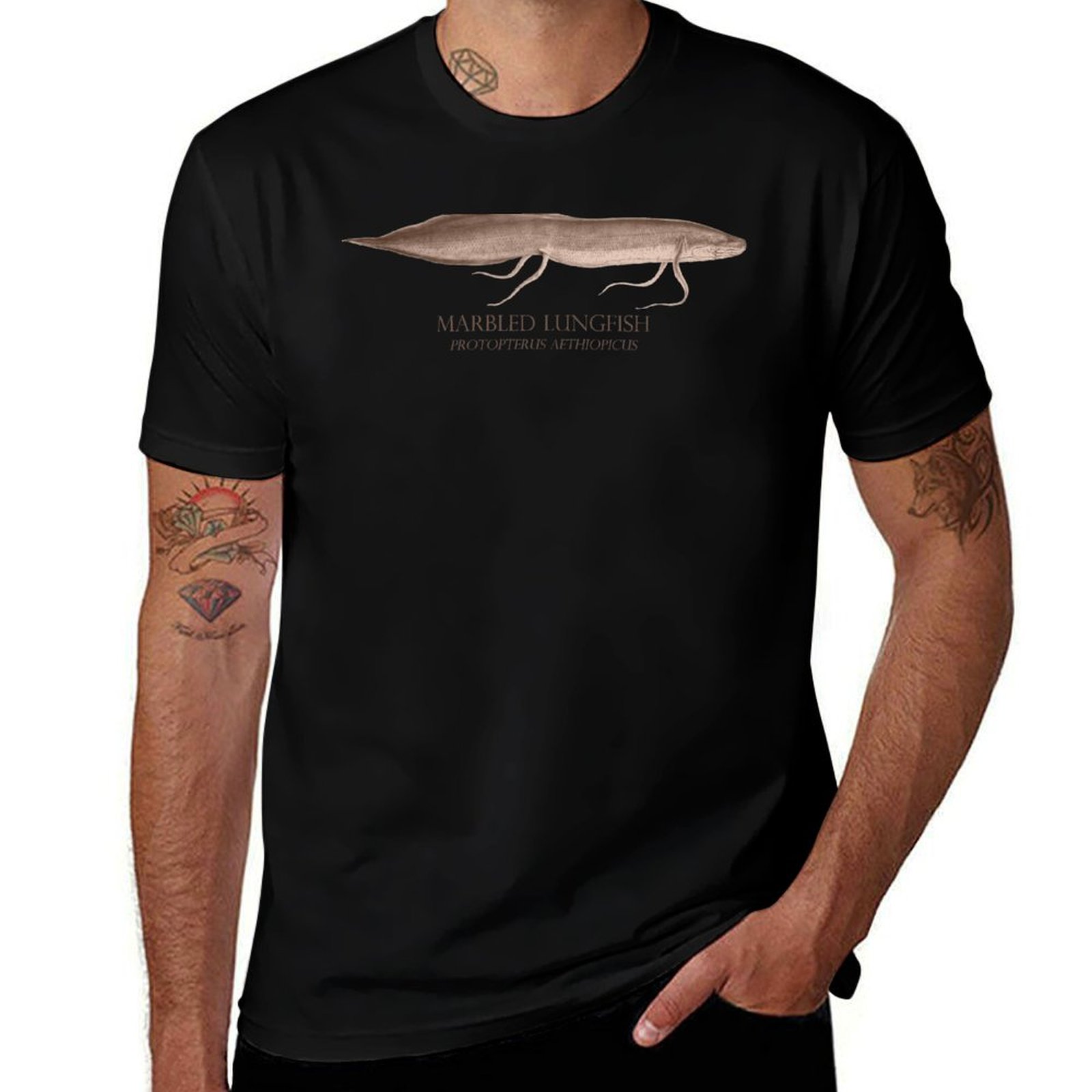 Aquarium Fish Monster - เสื้อยืดลายปลาลุงฟิช โปรโตเพอร์เตอรัส สัตว์ประหลาดในตู้ปลา สไตล์เรโทร วินเทจ สำหรับนักเลี้ยงปลา